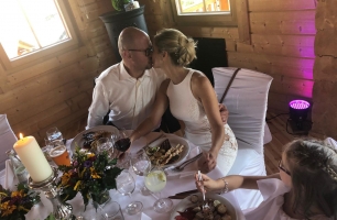 Voilà comment vous célébrez un mariage dans le village au bord du lac