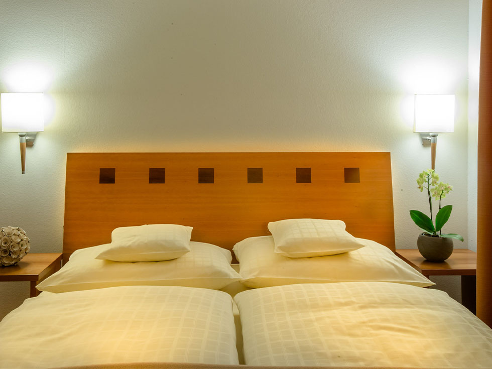 Doppelzimmer Classic Bett Seehotel Niedernberg