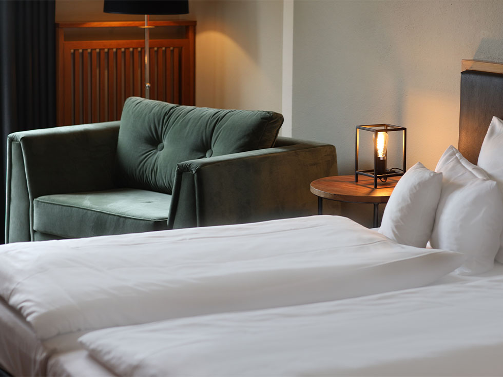Doppelzimmer Classic Plus Bett Seehotel Niedernberg
