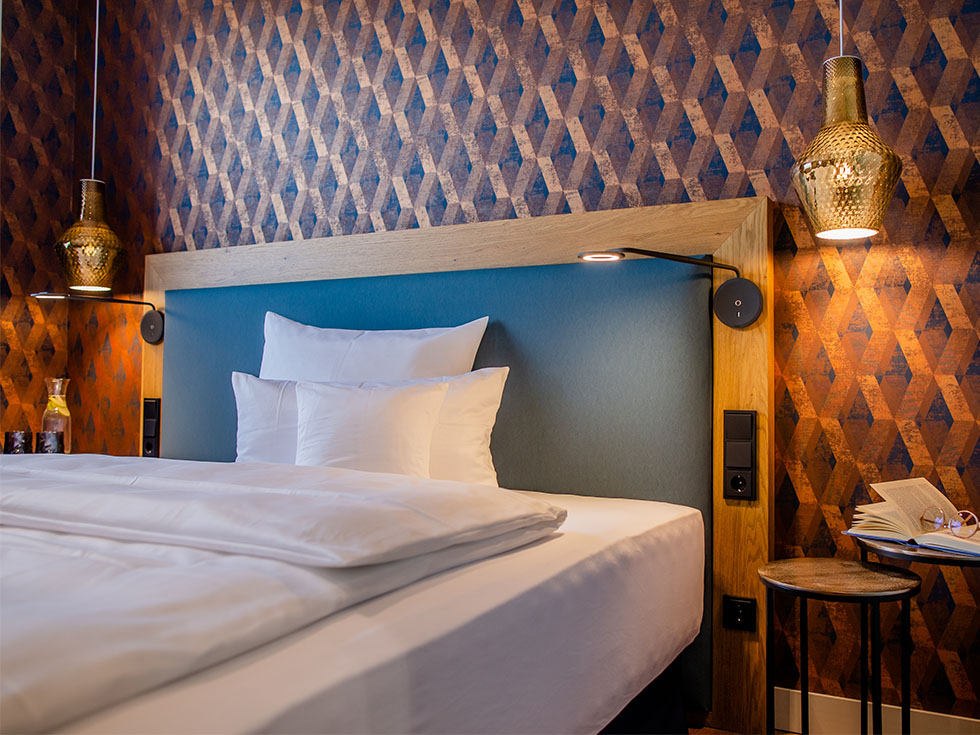 Doppelzimmer Classic Plus HH Bett Seehotel Niedernberg