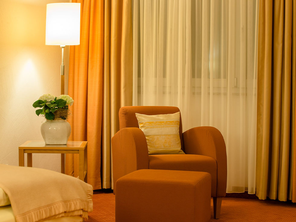 Doppelzimmer Classic Sessel Seehotel Niedernberg