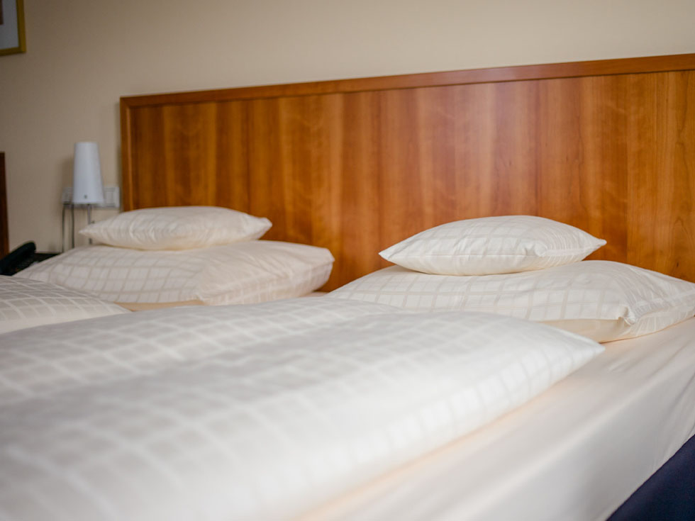 Doppelzimmer Komfort Bett Seehotel Niedernberg