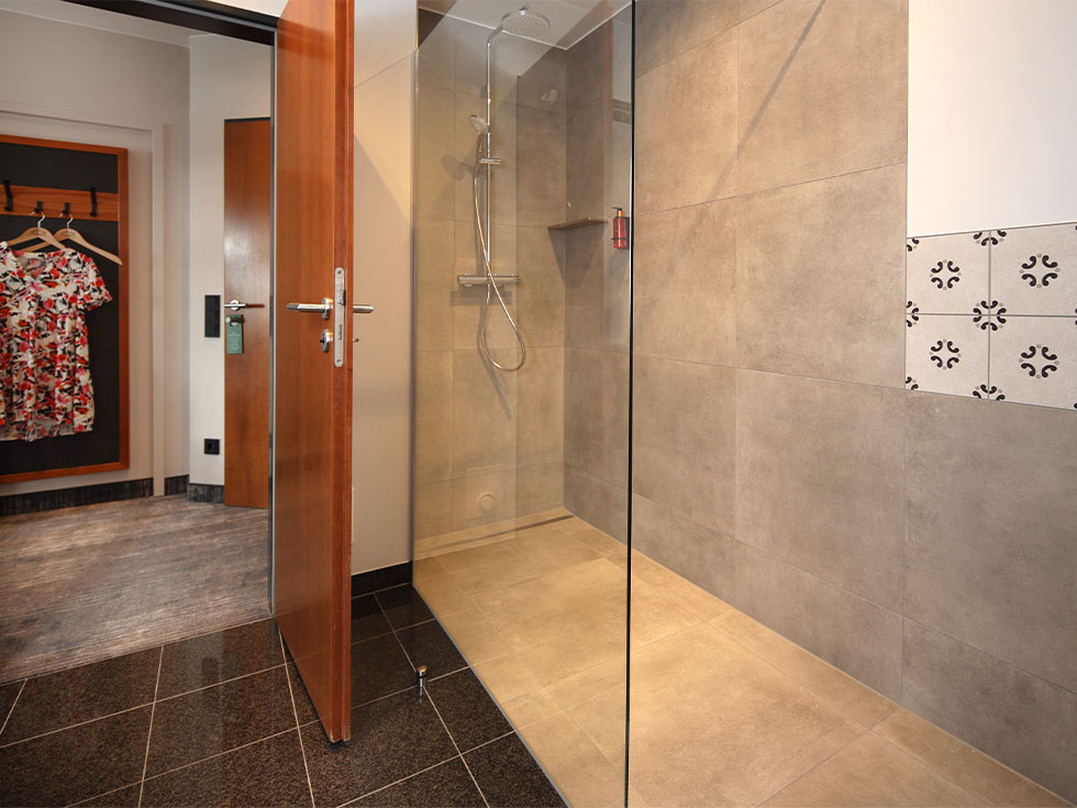 Doppelzimmer Panorama 2 Badezimmer Seehotel Niedernberg