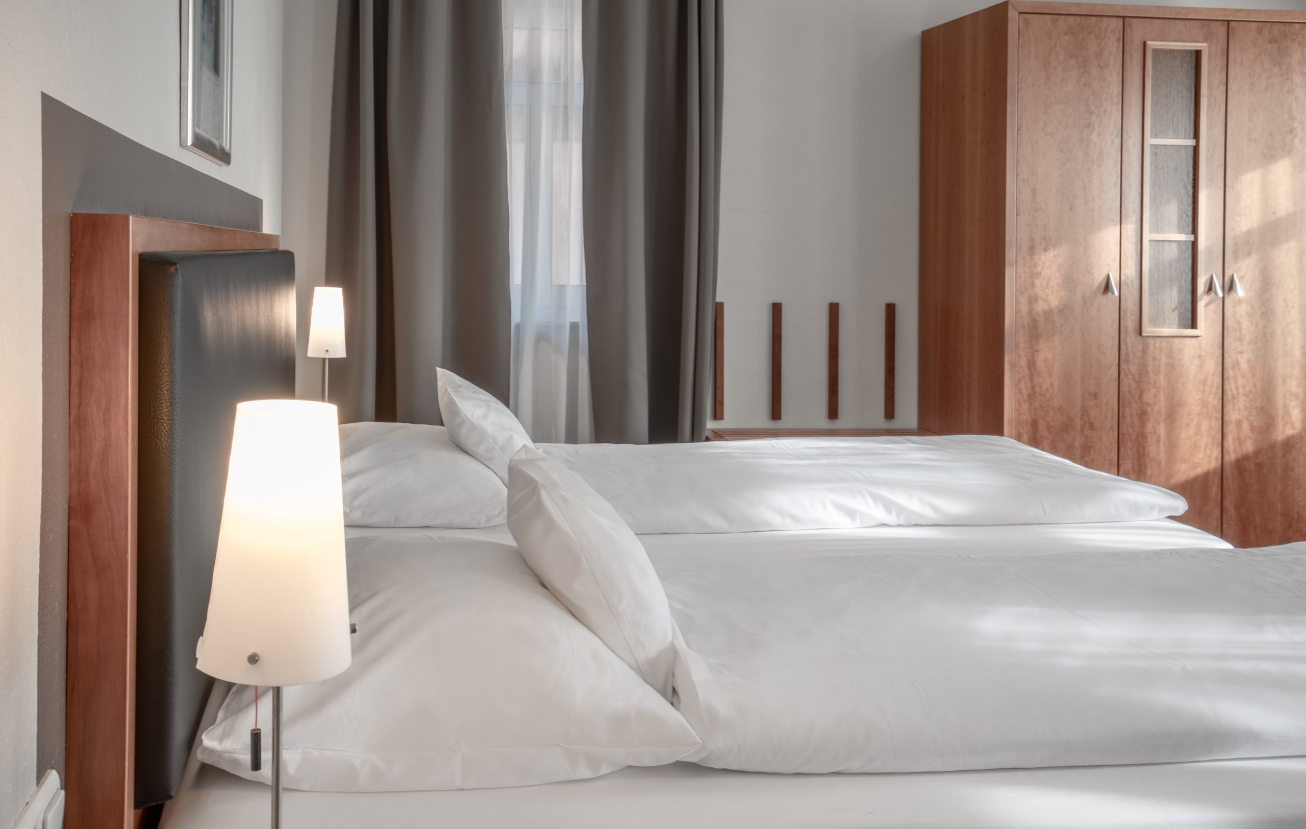 Doppelzimmer Premium Bett Seehotel Niedernberg
