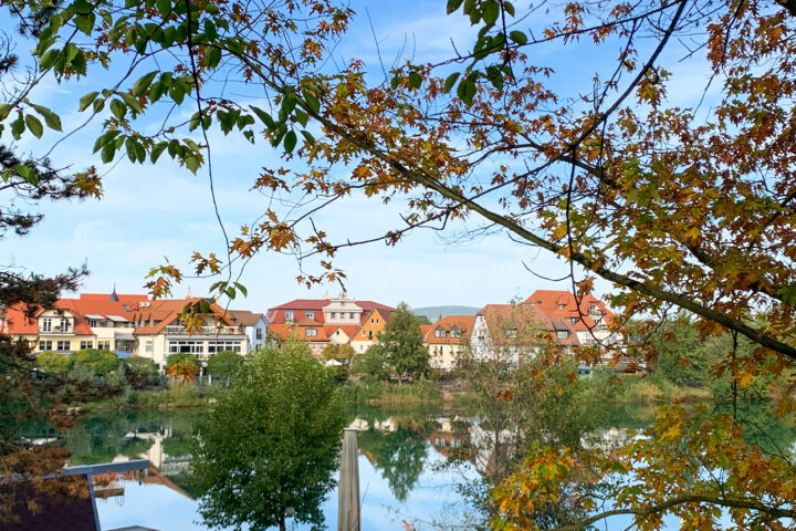 Tiempo de otoño en el pueblo junto al lago.